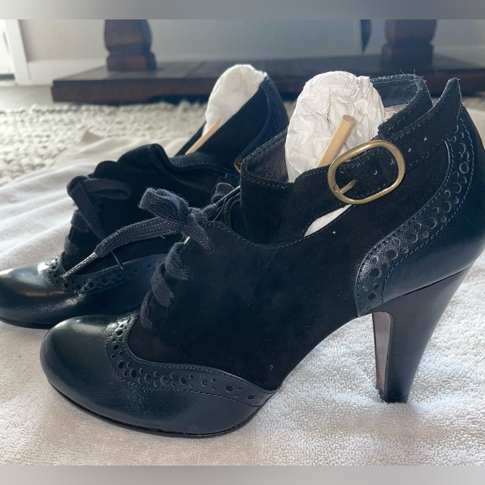 NEW - Chie Mihara Black Suede & Leather Lace-Up Heeled Oxfords